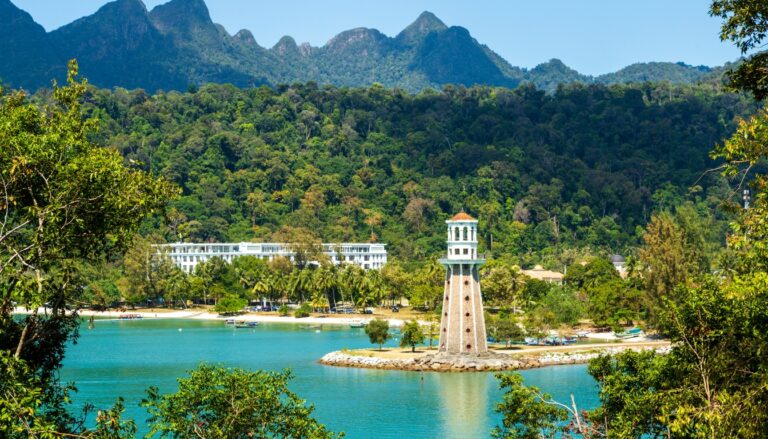 Discover Malaysia Travel Seasons ,Crowds ,Budget & Best Cities. Learn how to save money and avoid crowds for your dream vacation.
