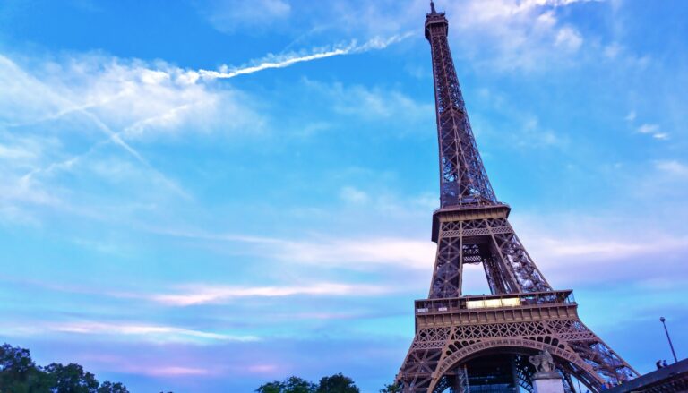Discover the Top 10 Paris Landmarks You Must Visit on Your Trip - Explore the Eiffel Tower, Louvre, Notre-Dame, and more iconic sights.