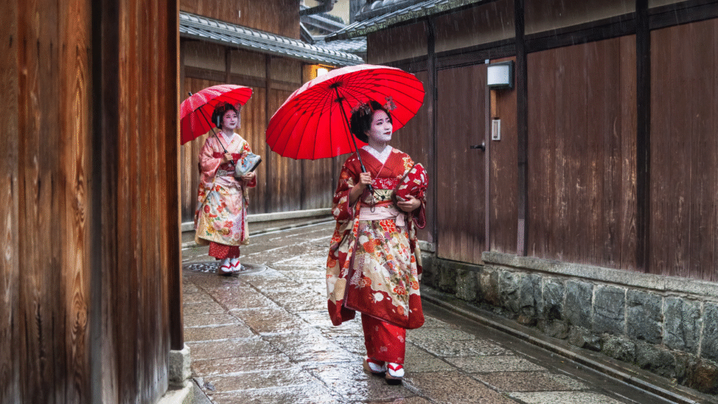 Geisha walking kyoto